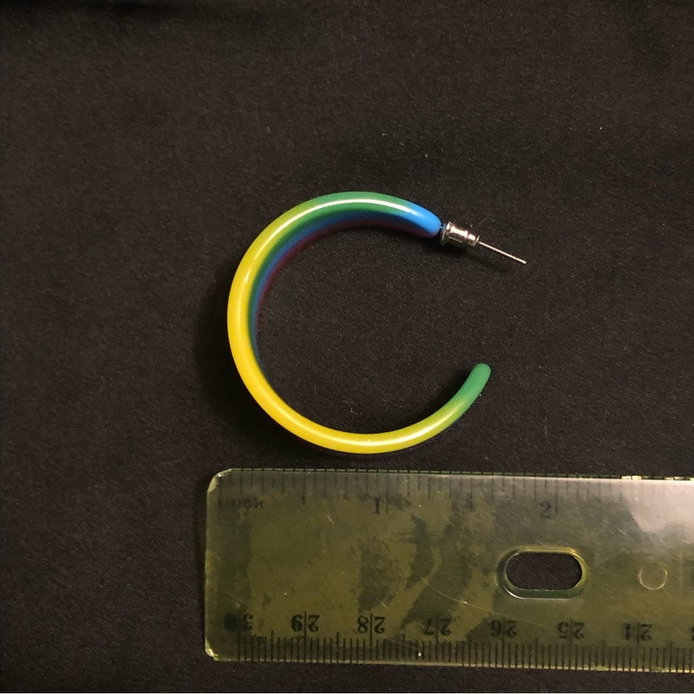 VINTAGE! Plastic rainbow hoop earrings - Picture 6 of 7